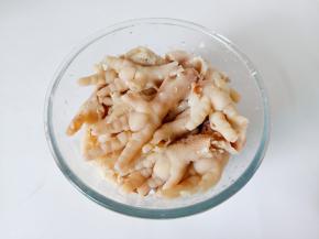 凉透的鸡爪去骨。