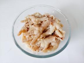 凉透的鸡爪去骨。