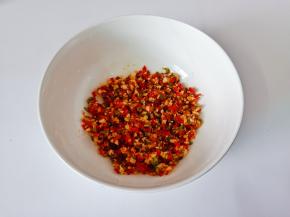 把辣椒蒜切成末。