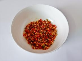把辣椒蒜切成末。