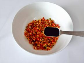 再放入生抽两勺。