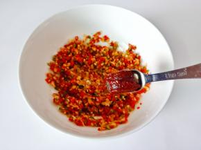 辣椒酱一勺，柠檬半个挤出汁，加适量的凉白开一起搅拌均匀。