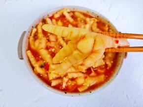 放入鸡爪浸泡一夜味道更佳！