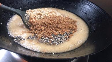 加入芝麻碎、花生碎、核桃碎拌匀