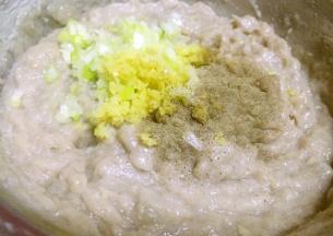 黑胡椒粉、葱、姜放入鱼泥中搅拌均匀