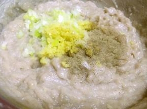 黑胡椒粉、葱、姜放入鱼泥中搅拌均匀