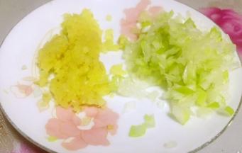 葱姜切成末备用