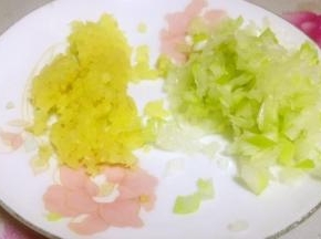 葱姜切成末备用