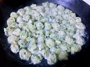 开锅大约煮三分钟放入盐和味精提鲜即可