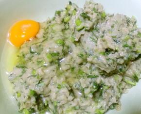 放入盐和味精调味（盐和味精一定要后放因为放盐再搅拌会更加粘稠再打入一个鸡蛋拌匀
