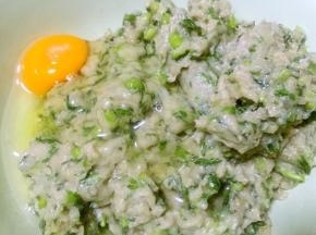 放入盐和味精调味（盐和味精一定要后放因为放盐再搅拌会更加粘稠再打入一个鸡蛋拌匀
