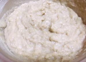 在市场买新鲜的大头宝鱼让卖家直接处理好搅拌成鱼馅回来要用清水分几次倒入搅拌成泥状