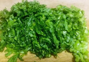 茼蒿切成饺子馅一样碎末
