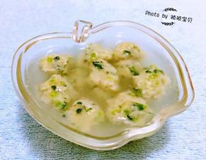 鲜嫩的鱼圆盛入容器中