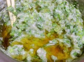 茼蒿和鱼泥倒入玉米油和香油拌匀