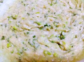 将干淀粉充分的搅拌均匀使鱼馅即粘稠又有弹性