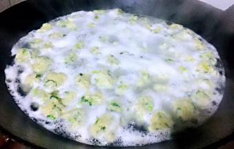 锅中倒入适量清水要凉水哦将鱼圆下入凉水中待鱼圆下完后水也差不多开锅了