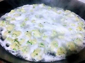 锅中倒入适量清水要凉水哦将鱼圆下入凉水中待鱼圆下完后水也差不多开锅了