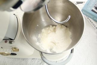 油皮材料全部放入厨师机打面桶，固态猪油提前一会取出软化，方便操作。