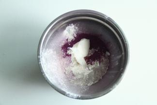 油酥部分放入盆中，带PVC手套揉成团。