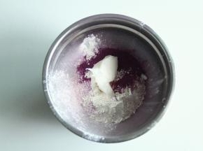 油酥部分放入盆中，带PVC手套揉成团。