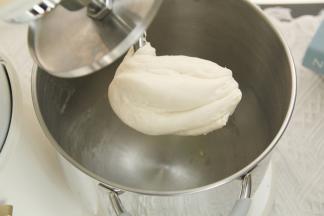 转4-5档打10-12分钟。打成光滑柔软的油皮