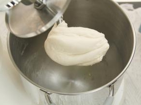 转4-5档打10-12分钟。打成光滑柔软的油皮