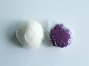 油酥和油皮盖上保鲜膜冷藏醒发20分钟。