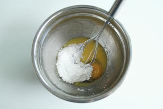 馅料部分，黄油隔水融化，放入全蛋液和糖粉