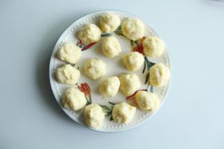 搅打至糖粉融化，加入奶粉和椰蓉，拌匀后分成18克一个，冷藏备用。