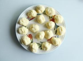 搅打至糖粉融化，加入奶粉和椰蓉，拌匀后分成18克一个，冷藏备用。