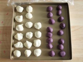 冷藏好的油酥分成11.5克一个，油皮分成20克一个，顺序排列。全程盖保鲜膜！！