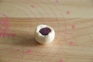 取一油皮，按扁包上油酥