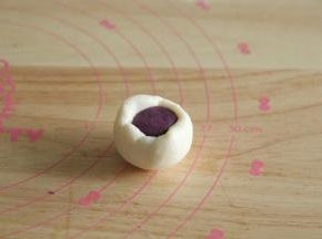 取一油皮，按扁包上油酥