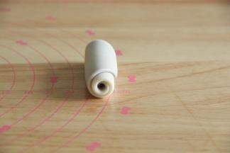 从上往下卷起。顺序操作完顺序排列。