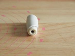 从上往下卷起。顺序操作完顺序排列。