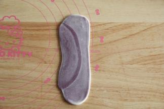 一卷好后，收口朝上，再次擀开