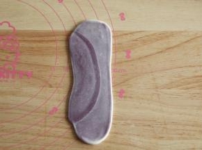 一卷好后，收口朝上，再次擀开