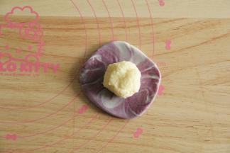 擀开成圆形，放上馅料。包起来收口收紧。