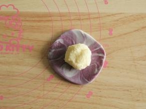 擀开成圆形，放上馅料。包起来收口收紧。