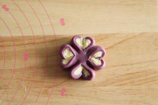 花瓣向上翻出馅料朝上，整理成四叶草形状。