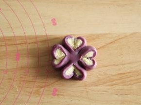 花瓣向上翻出馅料朝上，整理成四叶草形状。