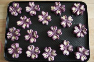 排入烤盘，略微按扁，两片花瓣可略捏紧。