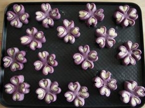 排入烤盘，略微按扁，两片花瓣可略捏紧。