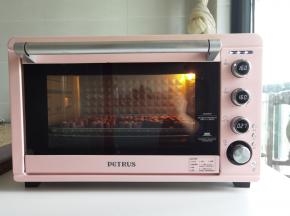 操作完放入预热好的烤箱中层偏下，160度烤35-40分钟。中途盖锡纸防止上色过度。