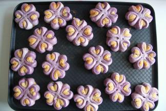 烤完取出冷凉。酥的掉渣的紫薯开运酥就完成啦！