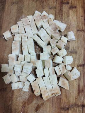 火烧馍切成小块备用！