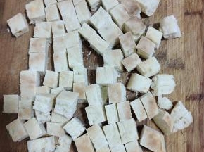 火烧馍切成小块备用！