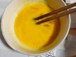 鸡蛋打散备用！