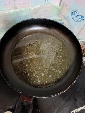 锅烧热，倒入适量的油！